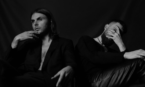 Hurts: ‘Faith’ è il quinto album del duo synth-pop britannico in uscita il 4 settembre. Redemption è il nuovo inedito: ecco il video.